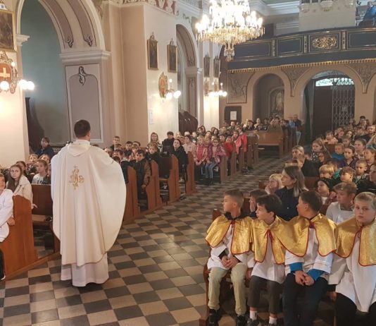 Masza Święta dla szkoły podczas Peregrynacji Obrazu Najświętszego Serca Pana Jezusa