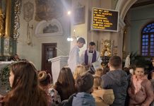 Dzieci przygotowujące się do I Komunii Świętej otrzymały swoje książeczki