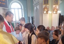 Kandydaci do bierzmowania z klasy ósmej otrzymali swoje krzyże