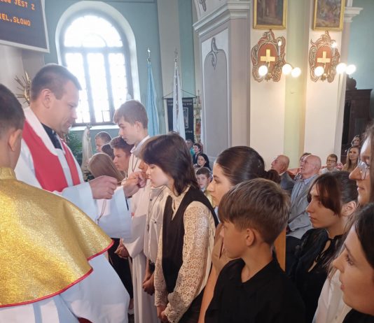 Kandydaci do bierzmowania z klasy ósmej otrzymali swoje krzyże