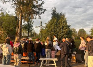 Miłość do Maryi w zaciszach przydrożnych kapliczek i krzyży