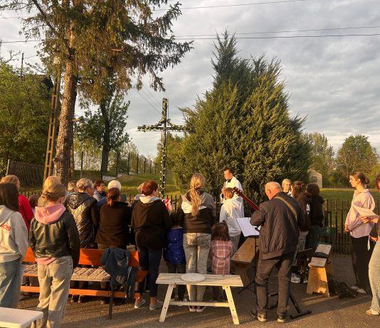 Miłość do Maryi w zaciszach przydrożnych kapliczek i krzyży