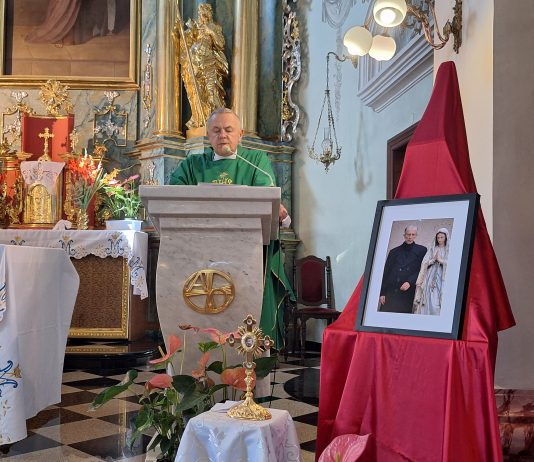 Wprowadzenie relikwii bł. Władysława Findysza do naszej świątynii.
